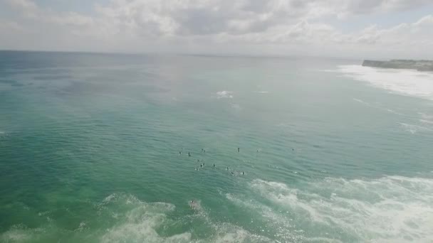 Les Surfeurs Bingin Beach Assoient Sur Leurs Planches Patiemment Attendant — Video
