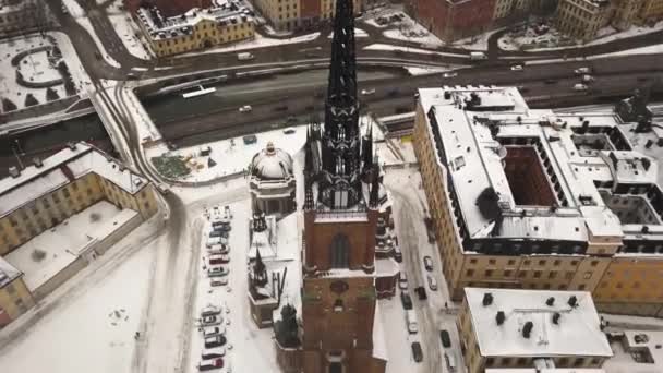 Draaiend Uitzicht Charmante Kerk Met Artistieke Toren Beroemde Stad Stockholm — Stockvideo