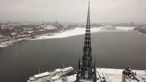 斯德哥尔摩市广阔的空中景观 放大并向前倾斜 以揭示Riddarholmen教堂尖塔的近景和细节 — 图库视频影像