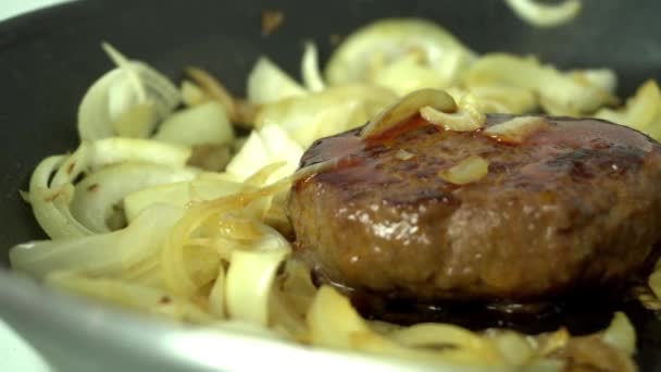 Burger Met Uien Een Bakpan Voorbereiding Voor Het Diner — Stockvideo
