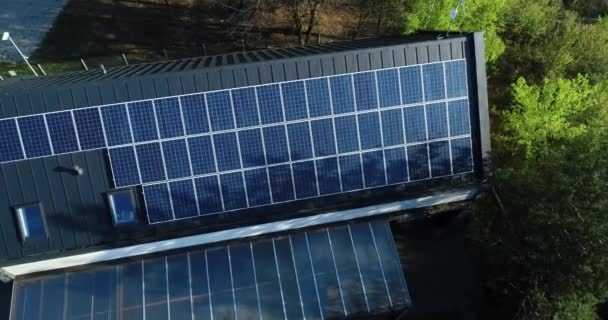 Panning Nad Solárními Panely Nové Střeše — Stock video