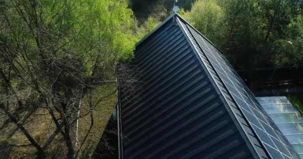 用太阳能电池板揭示屋顶侧面 — 图库视频影像