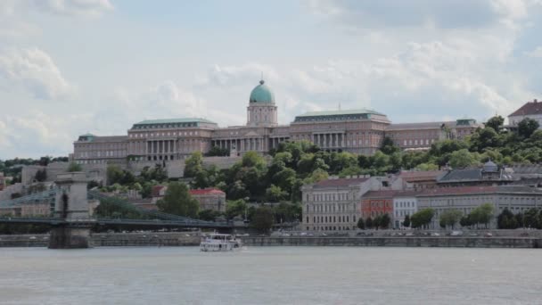 Állandó Felvétel Budáról Budai Várról Kevesebb Vízi Forgalommal Budapesten — Stock videók
