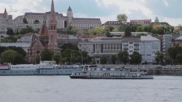 Panning Imagens Mais Próximas Navio Movimento Rio Danúbio Budapeste — Vídeo de Stock