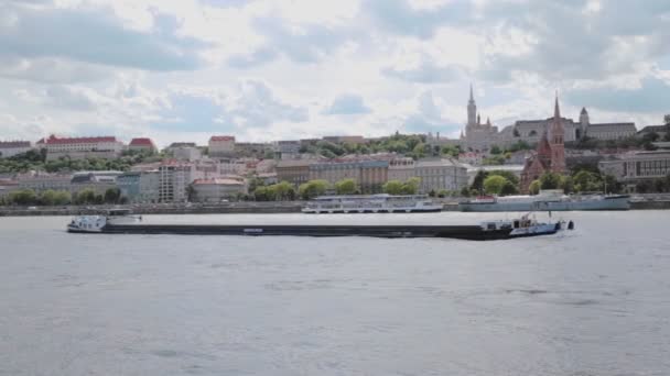 Segui Filmato Una Chiatta Movimento Sul Danubio Budapest — Video Stock