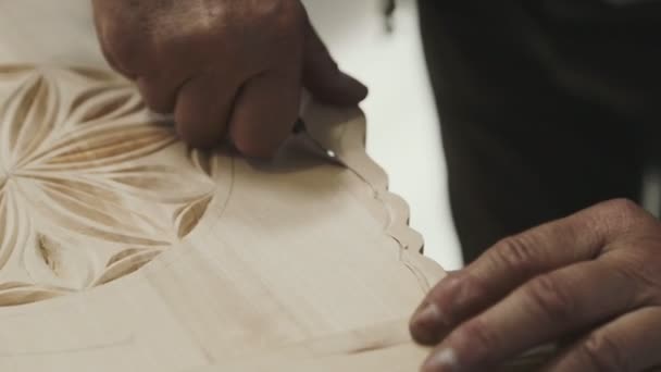 Een Man Graveert Zijn Houten Wieg Met Een Preciezere Handtechniek — Stockvideo