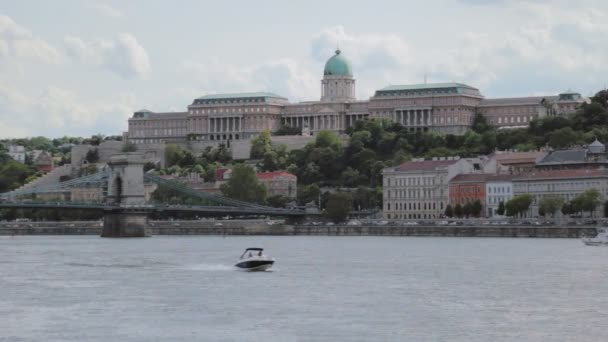 布达佩斯的Buda和Buda城堡侧面的站立镜头 — 图库视频影像