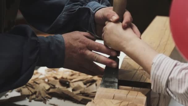 Eine Frau Die Mit Mehr Hilfe Etwas Über Holzschnitt Lernen — Stockvideo