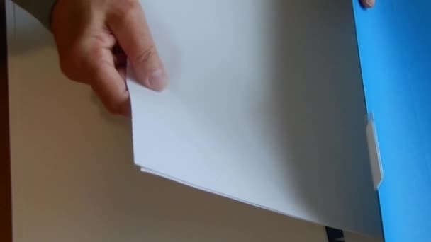 Eller Kağıtları Bir Klasöre Yerleştiriyor — Stok video
