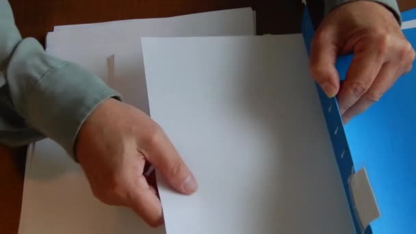 Las Manos Están Colocando Papeles Una Carpeta Archivos — Vídeo de stock