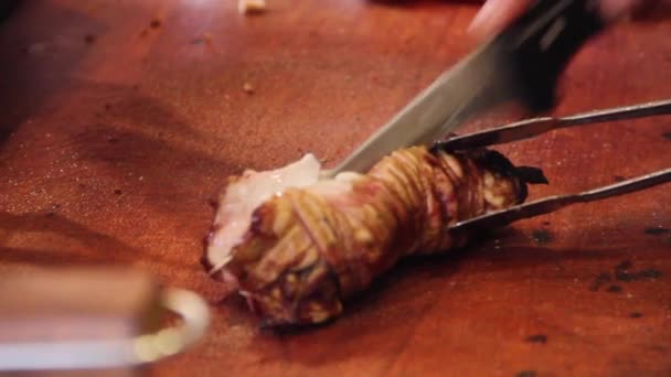뜨거운 연기를 내뿜는다 날카로운 사용하여 고기를 요리를 기다리는 양고기 맛있는 — 비디오