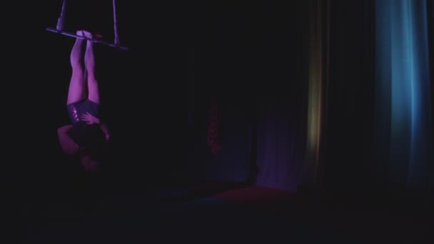 Акробат Дівчаток Йоги Танцювальна Команда Дуету Трапеції Знімок Повільному Русі — стокове відео