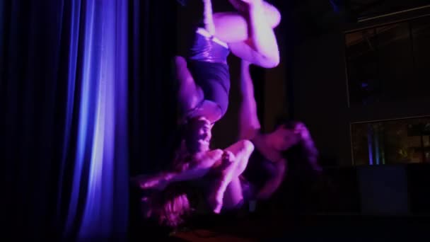 Acrobat Yoga Meisjes Duo Dansteam Trapeze Neergeschoten — Stockvideo