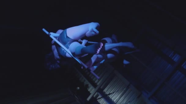Akrobata Jóga Trapézon Táncol Lány Légi Duó Csapat Lassan Lőtték — Stock videók