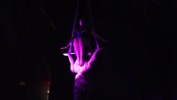 Acrobat Dansende Meisjes Draaien Trapeze Neergeschoten — Stockvideo