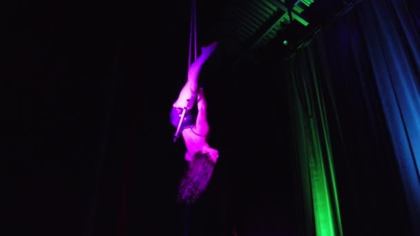 Акробат Танцює Трапеції Знімок Повільному Русі — стокове відео