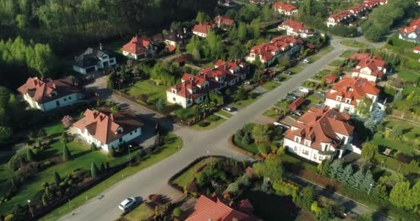 郊外の新しい住宅団地の空中ビュー 右に移動カメラ — ストック動画