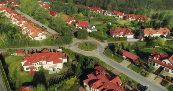 郊外の新しい住宅の空中ビュー カメラが左に移動 — ストック動画