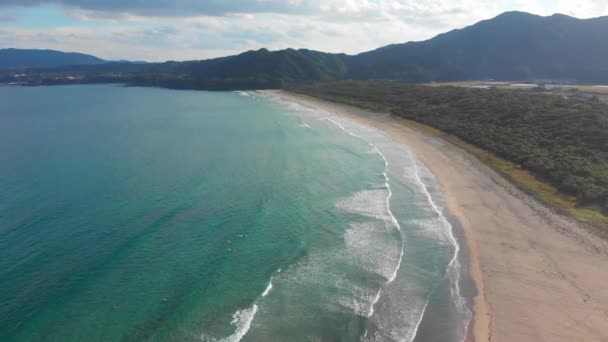 Surfisti Cattura Alcune Onde Largo Del Giappone Riva — Video Stock