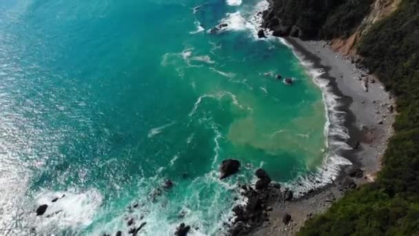 ターコイズブルーの水で美しい自然の海岸線 — ストック動画