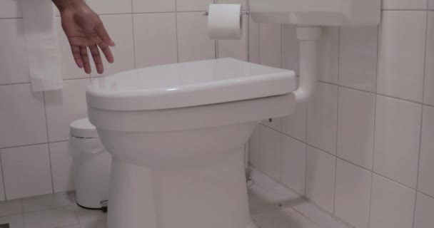 Open Het Toilet Sluit Het Toilet — Stockvideo
