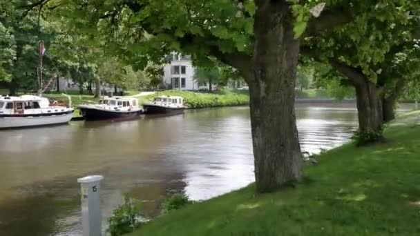 Oude Kerktoren Oldehove Leeuwarden Snelle Dolly Geschoten Voor Rivier Met — Stockvideo