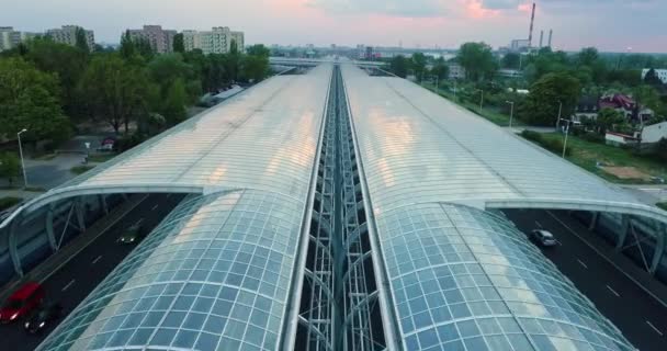 Повітряний Вид Скляний Тунель Автомагістралі Камера Рухається Вперед — стокове відео