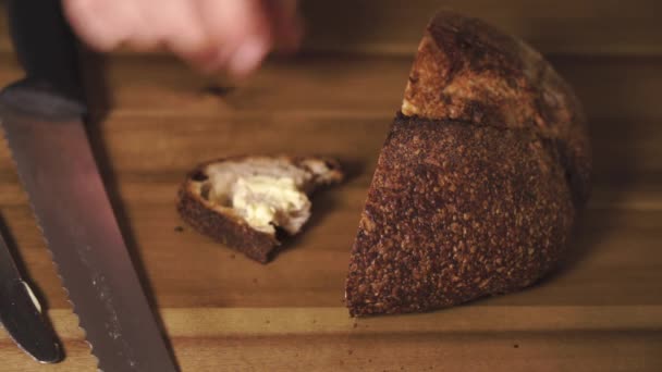 Statisch Close Shot Van Een Heerlijk Smakelijk Sneetje Zuurdesembrood Vlak — Stockvideo