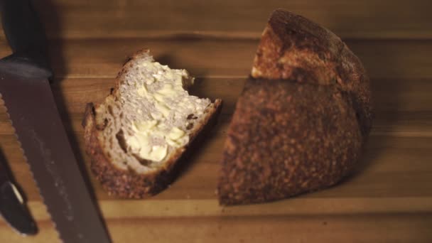 Statisch Close Shot Van Een Heerlijk Smakelijk Sneetje Zuurdesembrood Vlak — Stockvideo