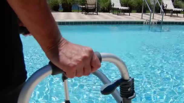 プールで歩行者と障害者の男 — ストック動画