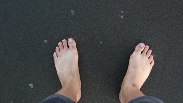海の波が彼らの上に洗って砂の上に足の一組のPovショット — ストック動画