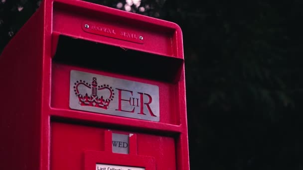 영국의 전통적 포스트잇 영국식 우편함을 정적으로 가까이 기둥에 초점을 맞추었다 — 비디오