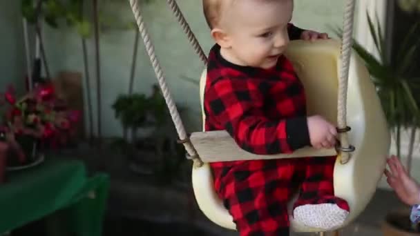 Felice Bambina Spingendo Fratello Minore Swing Sul Portico — Video Stock