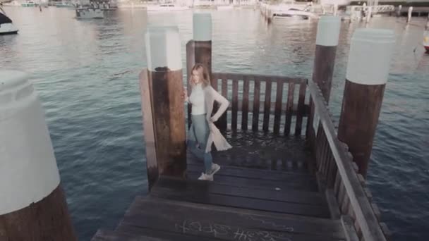 Schöne Frau Posiert Kai Fotoshooting — Stockvideo