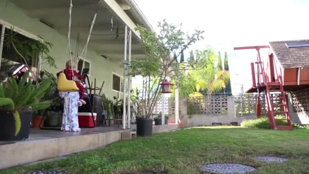 Kleines Mädchen Schubst Jüngeren Bruder Schaukel Auf Veranda — Stockvideo