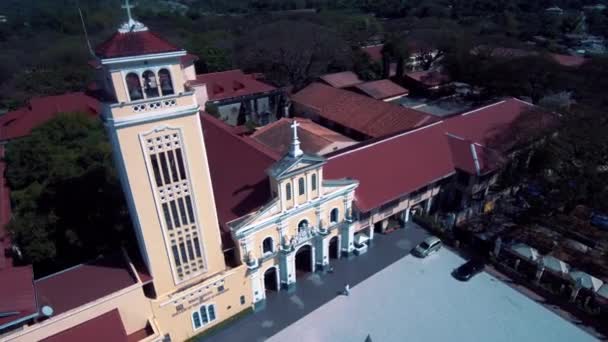 パンガシナンのManaoag教会の最も神聖なロザリオの私達の女性の空中ドローンショット — ストック動画