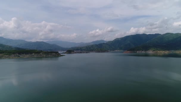 アジアの水力発電を提供するダム貯水池の空中ドローンショット — ストック動画