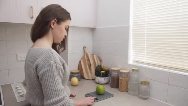 Mujer Joven Usando Balanza Cocina Para Pesar Frutas — Vídeo de stock