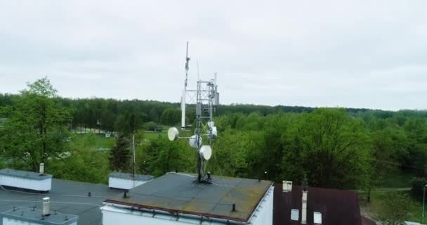 带有移动电话网络天线的学校大楼屋顶的空中视图 — 图库视频影像