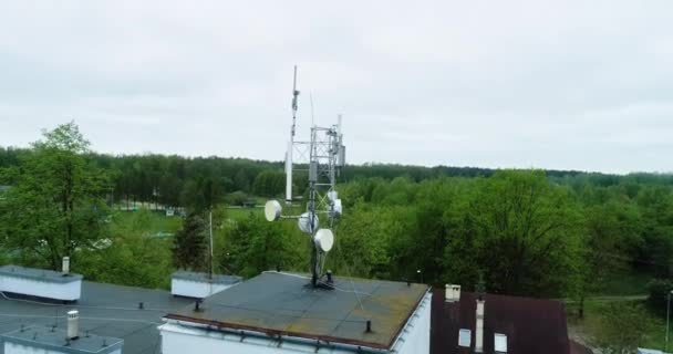 Vista Aérea Techo Edificio Escolar Con Antenas Red Telefonía Móvil — Vídeos de Stock