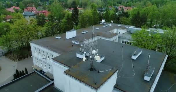 Luchtfoto Van Een Dak Van Een Schoolgebouw Met Cellulaire Netwerkantennes — Stockvideo