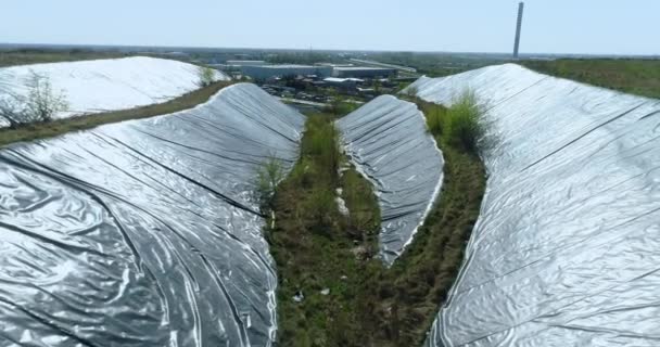 Vista Aérea Los Lados Colina Basura Cubierta Con Película Protectora — Vídeos de Stock