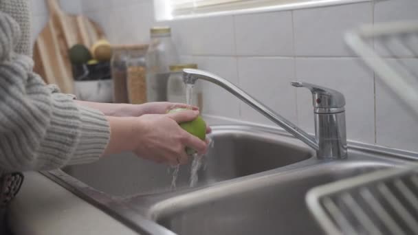 Mãos Femininas Lavando Uma Maçã Cozinha Lanche Saudável Refeição Frutas — Vídeo de Stock