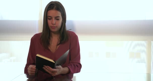 Студентка Феминистка Читает Одну Книгу Дома — стоковое видео