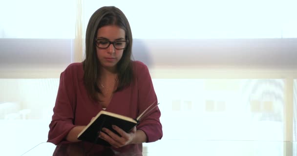 Bonita Imagen Una Joven Leyendo Libro — Vídeos de Stock