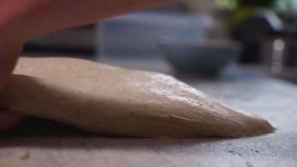 Giovane Chef Maschio Che Forma Pasta Madre Impastare Rimettere Contenitore — Video Stock