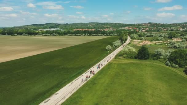 Filmagem Areial Alta Altitude Das Crianças Bicicleta Uma Estrada Rural — Vídeo de Stock