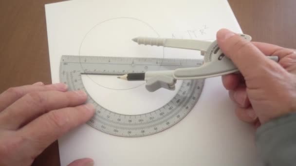 数学家演示了如何确定圆的面积 — 图库视频影像