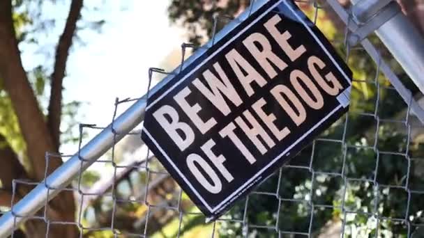 Знак Осторожно Собаки Заборе Заднем Плане Коричнево Белая Собака Мини — стоковое видео