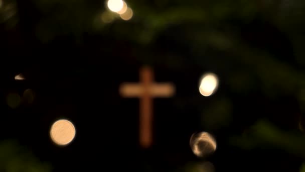 Fuoco Cremagliera Spinge Dentro Ornamento Albero Natale Croce Legno Sfocato — Video Stock